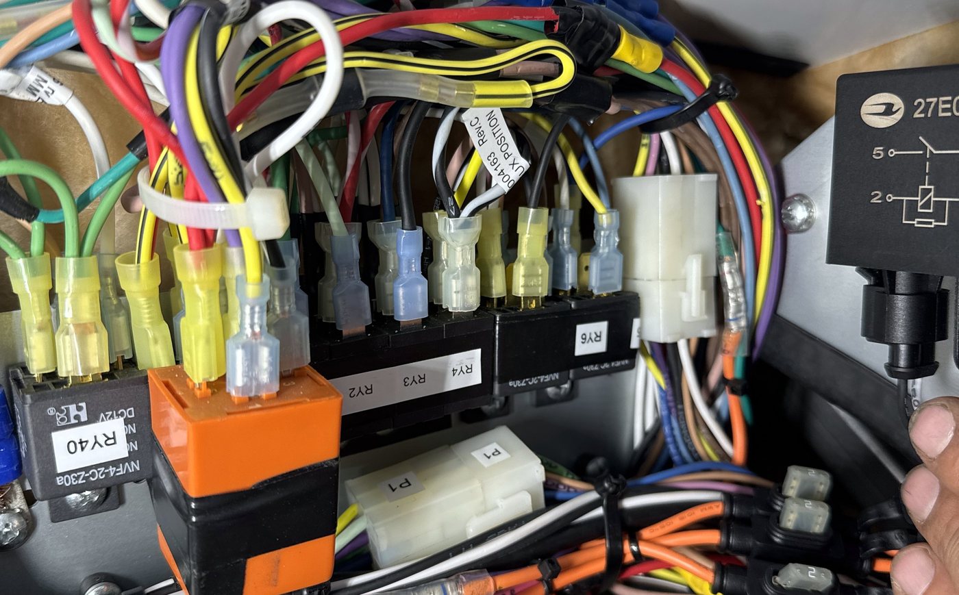 Relay block with labelled circuits