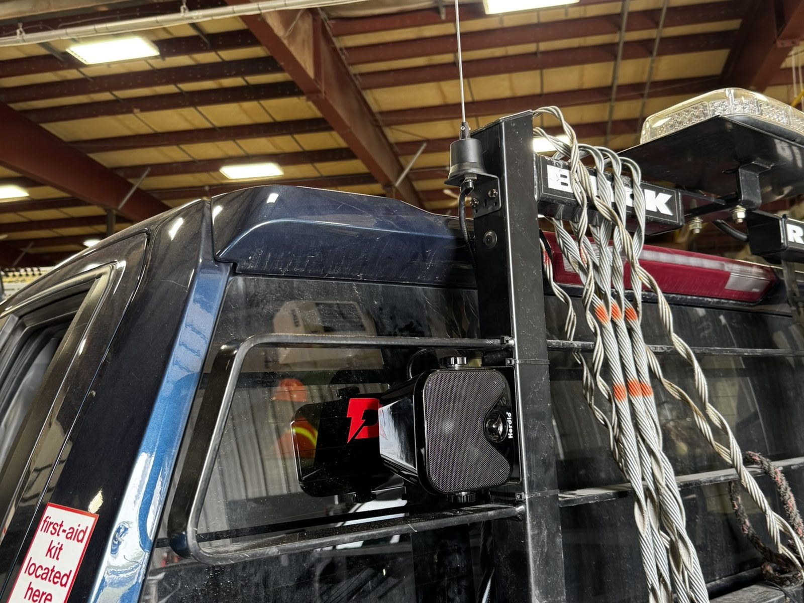 Antenna and outside speaker mounted on a pickup headache rack